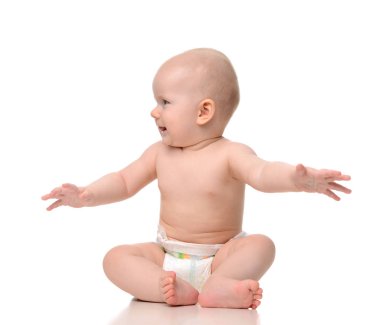 Bebek çocuk bebek kız yürümeye başlayan çocuk bezi seyir içinde çıplak oturan bir