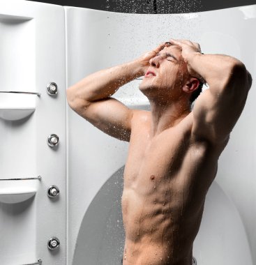güçlü vücut adam alarak duş yeni banyo hidro masaj ile