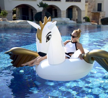 kadında lüks Yüzme Havuzu resort otel büyük BI ile rahatlatıcı