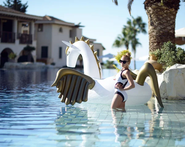 在巨大的 bi 的豪华游泳池度假村酒店放松的女人 — 图库照片