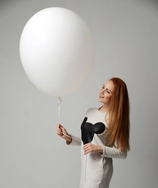 Büyük büyük beyaz balon gibi BI için bir hediye ile mutlu kız