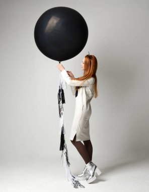 Büyük büyük siyah balon gibi BI için bir hediye ile mutlu kız