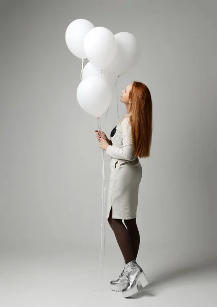 Glad flicka med vita ballonger som present för födelsedag p — Stockfoto