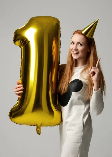 Gelukkig meisje met enorme gouden cijfer één ballon als een huidige f — Stockfoto