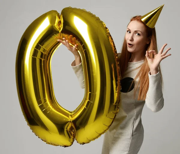 Gelukkig meisje met enorme gouden cijfer nul ballon cadeau — Stockfoto