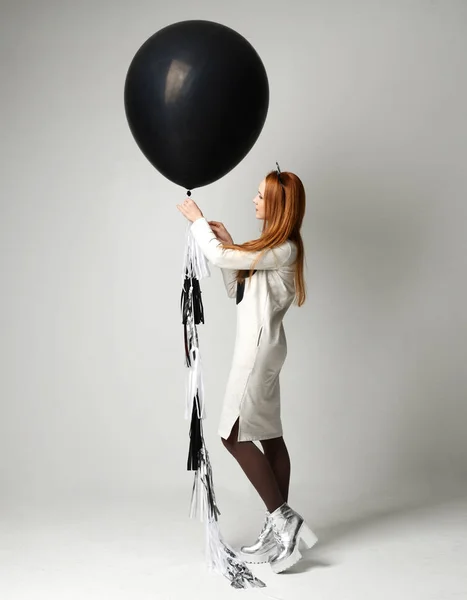Jeune fille heureuse avec énorme gros ballon noir comme cadeau pour bi — Photo