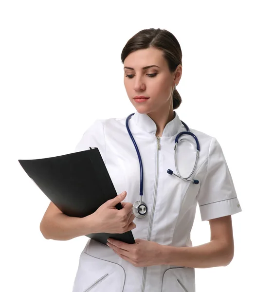 Médico ou enfermeira mulher no hospital olhando para notas médicas com — Fotografia de Stock