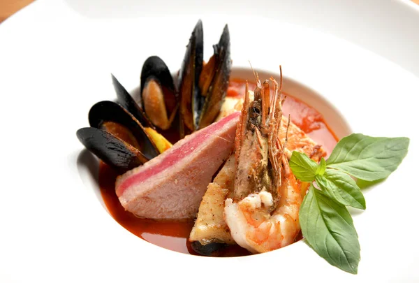 Ciotola di zuppa di frutti di mare freschi tom yam con gamberetti tonno salmone cala — Foto Stock