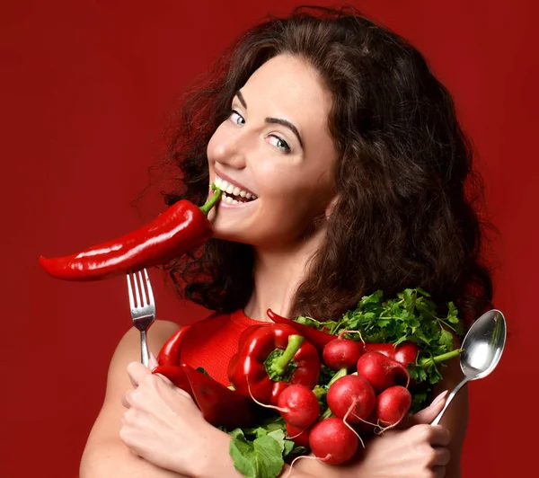 Jovem posando com legumes vermelhos frescos rabanete pimenta verde — Fotografia de Stock