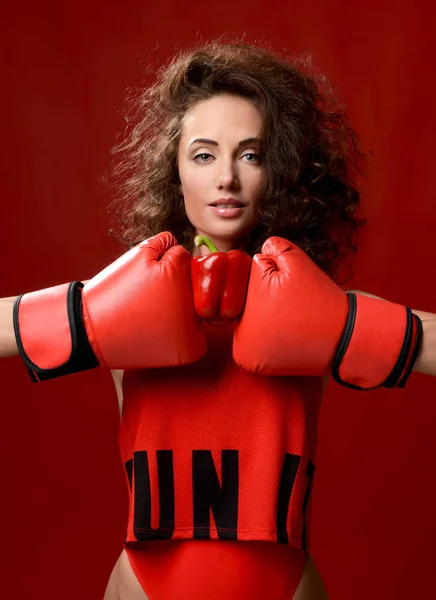 Спортивная кудрявая женщина с красными боксерскими перчатками — стоковое фото