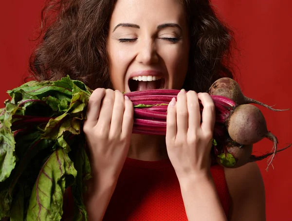 Gros plan portrait d'une femme souriante criant essayer de mordre bouquet o — Photo