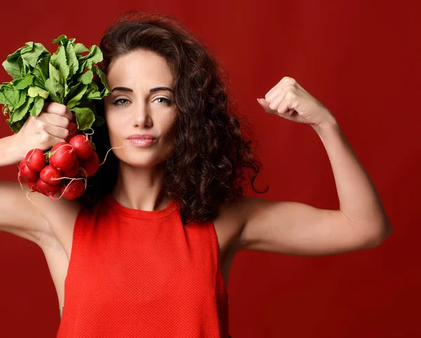 Muito alegre jovem mulher do esporte posando com rabanete fresco verde — Fotografia de Stock