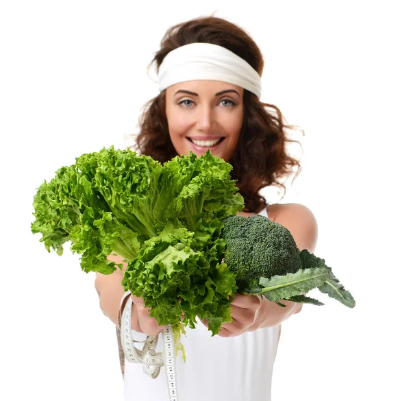 Concepto de alimentación saludable. Dieta. Mujer mantenga brócoli de lechuga y — Foto de Stock