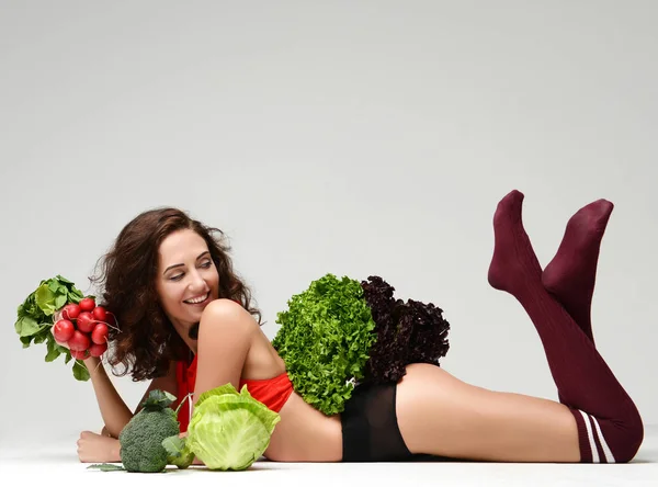 A fazer dieta. Mulher segurar monte de brócolis de alface rabanete feliz smili — Fotografia de Stock