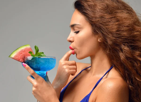 Porträt von lockigen Haaren brünette Frau mit beliebten blauen hawaiianischen — Stockfoto