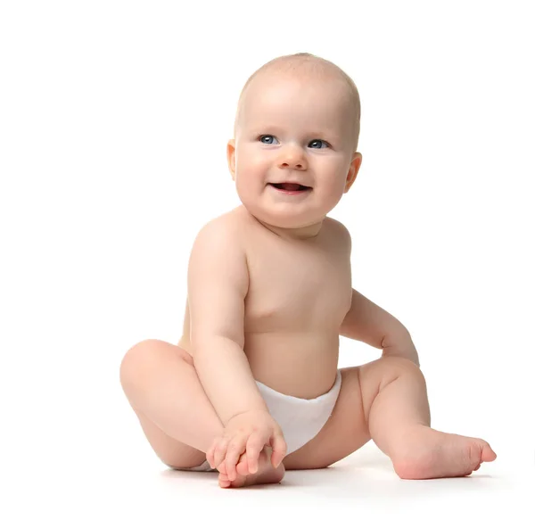 Bebek çocuk bebek kız yürümeye başlayan çocuk bezi seyir içinde çıplak oturan bir — Stok fotoğraf