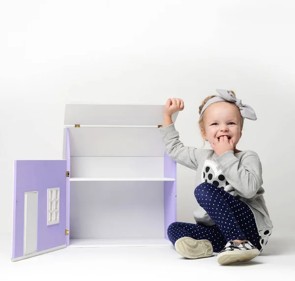 Baby Girl Kid jouer avec une grande maison violette dans la salle de jeux à la maison — Photo