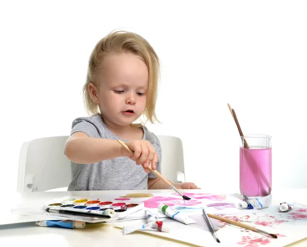 Joyeux joyeux bébé fille dessin enfant avec brosse dans l'album avec — Photo