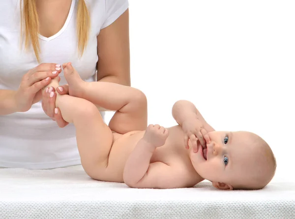 Médico mãos pediatra terapeuta fazendo massagem para infa criança — Fotografia de Stock