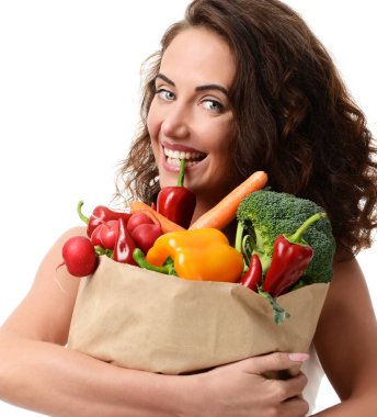 Bakkal alışveriş taze sebze dolu kese kağıdı tutan genç kadın