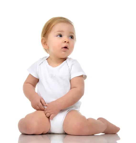 Sześć miesięcy dziecko dziecko dziecko maluch siedzi i szczęśliwy ogląda — Zdjęcie stockowe