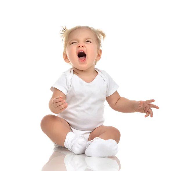 Small infant child baby girl toddler sitting and screaming yelli — Stock Photo, Image