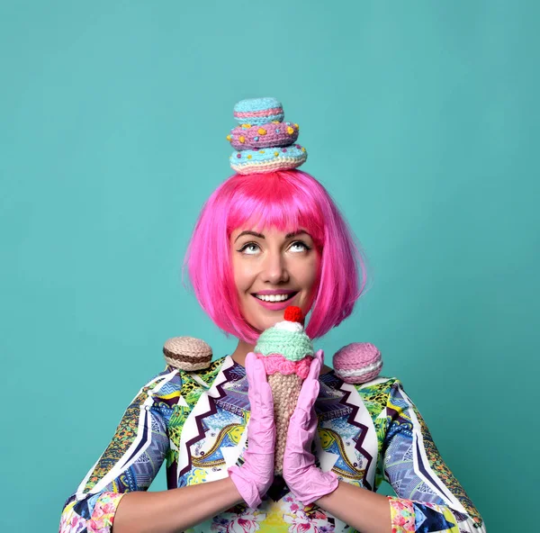 Beautiful funny fashion cheerful woman in hot pink party wig hol — Stock Photo, Image