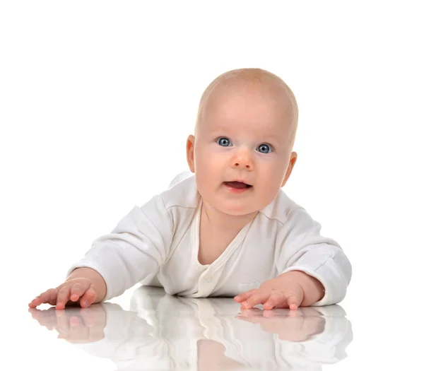 Fyra månaders spädbarn barn baby flicka i blöja liggande glada leende — Stockfoto