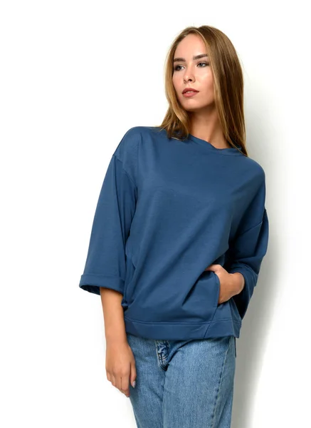 Giovane felice bella donna in posa in nuova moda jeans blu e pullover — Foto Stock