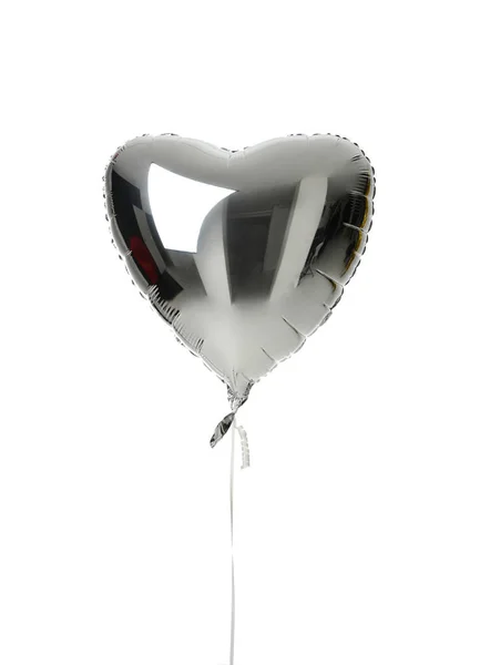Одиночна срібна металева куля великого серця на день народження ізольована — стокове фото