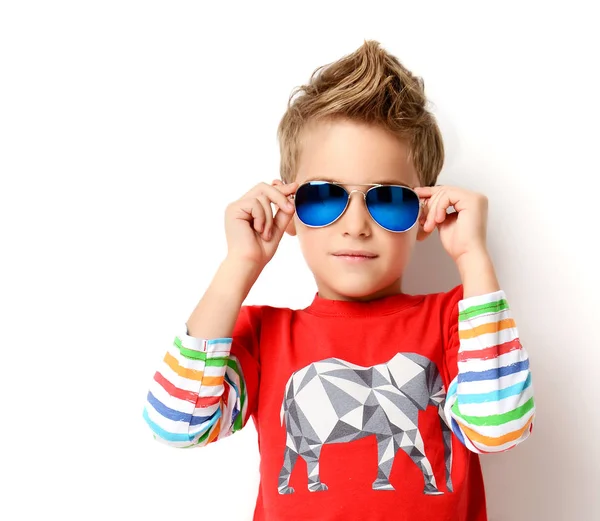 Szczęśliwy młody chłopak stojący w światła czerwona koszula, patrząc na rogu w okulary — Zdjęcie stockowe