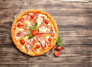 Sıcak büyük bütün lezzetli pizza eritme peynir pastırma domates ham kırmızı biber ile 