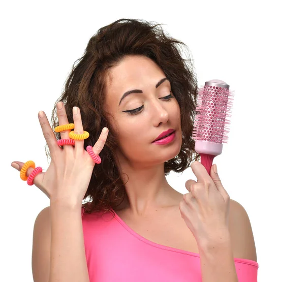 Brunette vrouw met grote roze haren borstel en scrunchy kijken van de hoek — Stockfoto