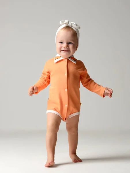 Baby kind baby jongen peuter maken eerste stappen — Stockfoto