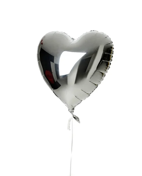 Balloon-object dat één groot zilver hart voor verjaardag geïsoleerd — Stockfoto