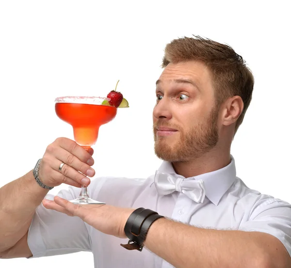 Barman con cocktail margarita rosso con fragola e lime felice guardando il bicchiere — Foto Stock