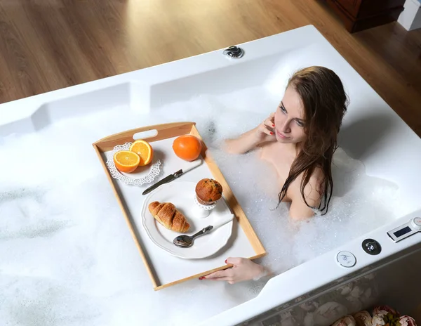 Femeia de modă de lux dimineața ia micul dejun în spa-ul hotelului minciună — Fotografie, imagine de stoc
