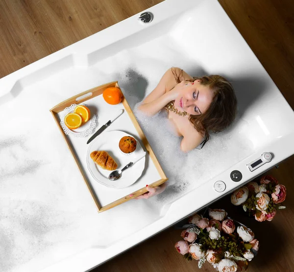 Mujer de moda de lujo por la mañana tomar el desayuno en el spa del hotel tumbado en la bañera — Foto de Stock