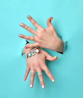 Sarı Pembe Beyaz desen ellerle güzel kadın polis tırnak