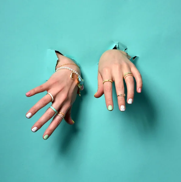 Beautiful woman hands with yellow pink white pattern nail polish — Stock Photo, Image