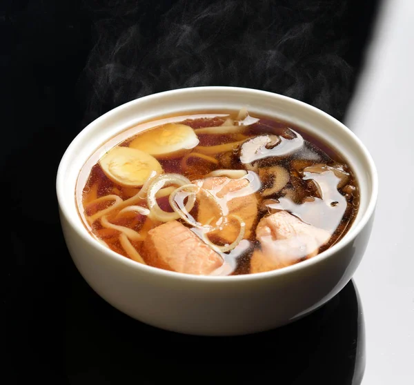 Морепродукти місо суп з лососем і грибами — стокове фото