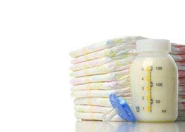 Çocuk bezi meme emzik ve bebek besleme şişe süt ile yeni doğan çocuk yığını 