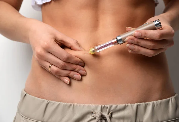 Woman make medical diabetes insulin syringe injection shot into abdomen — Stock Photo, Image