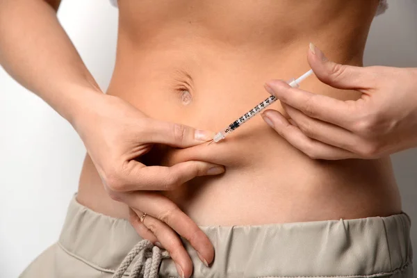 Mujer hacer diabetes médica jeringa de insulina inyección en el abdomen —  Fotos de Stock