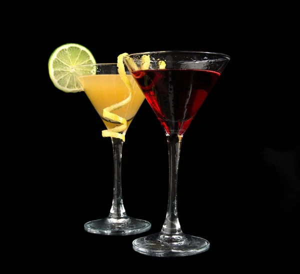 Två drinkar cosmopolitan cocktails dekorerad med citrus citron twist gul — Stockfoto