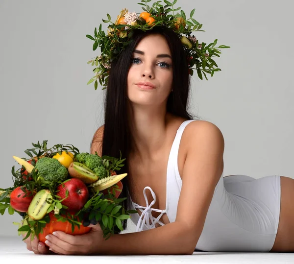 Krásná žena s jedlé kytice ze zeleniny a ovoce v dýně. — Stock fotografie