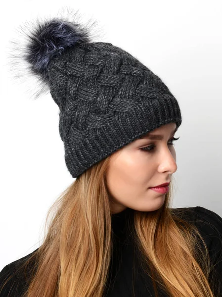 Portret van jonge mooie brunette vrouw poseren in grijze winter hoed — Stockfoto