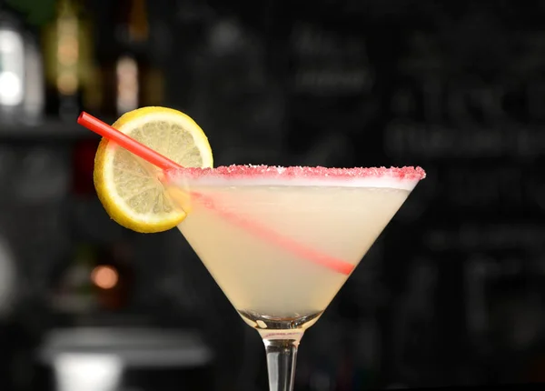 Gele kosmopolitische cocktail versierd met citrus citroen en red stro — Stockfoto