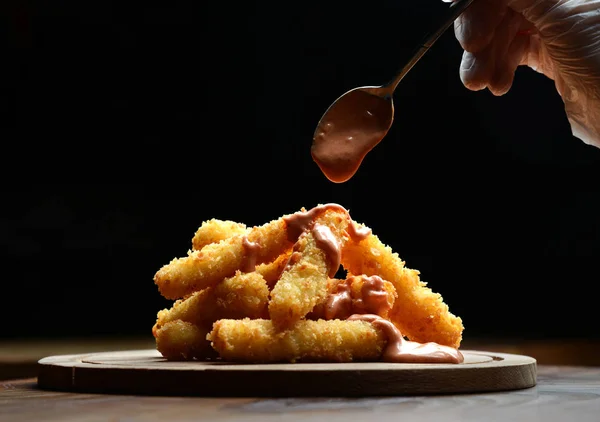 Deliziosi bastoncini di mozzarella impanati impastare con salsa marinara immersione mano — Foto Stock
