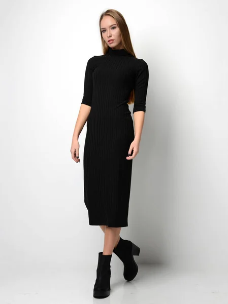 Młoda kobieta piękny pozowanie w nowej mody czarna zimowa sukienka całego ciała — Zdjęcie stockowe